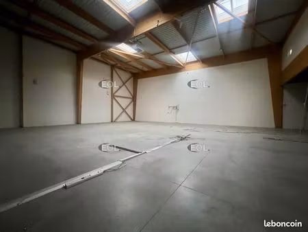 local d'activité 851 m²