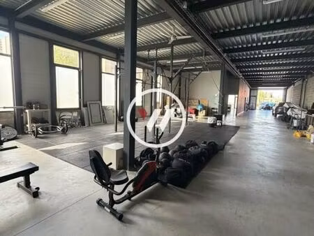 local d'activité 776 m²