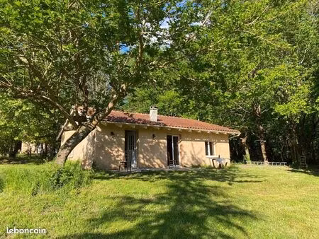 charmante maison entourée d’arbres