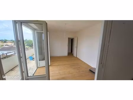 t4 refait de 65m2 avec grand balcon donnant sur parc privé