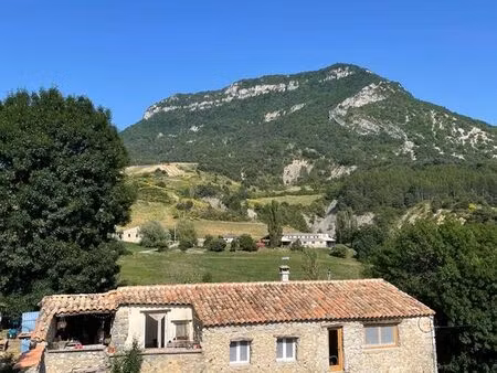 maison en pierre en pleine nature