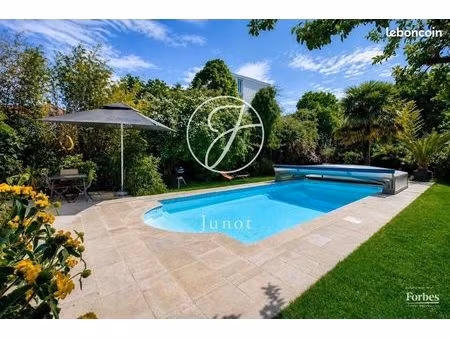 maison 10 pièces 259 m²