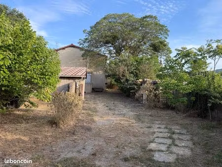 maison + dependance sur 910 m2 de terrain