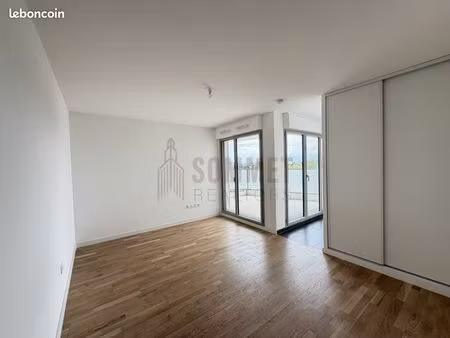 studio lumineux avec terrasse dans résidence