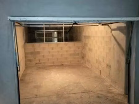loue grand garage sécurisé dans copropriété récente