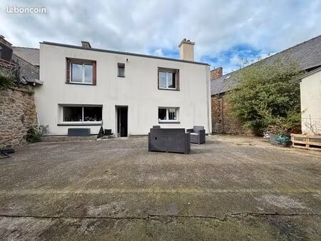 immeuble comprenant une maison et un local commercial