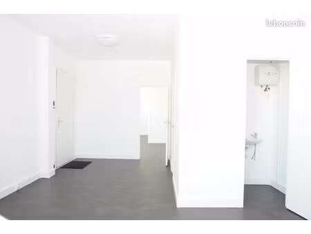 bureaux lumineux 60m2 entièrement rénové - montreuil (croix de chavaux/les beaumonts)