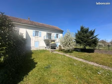 maison au bord de la rivière avec hangar