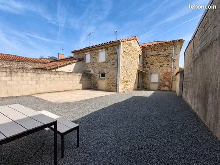 maison de 89 m² avec cour  terrasse  cave et grand garage