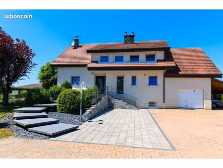 belle propriété avec piscine  vue dégagée et terrain arboré