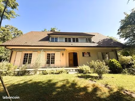 villa d'architecte au bois du roy – un écrin de verdure aux portes de la ville