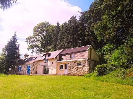 maison isolée en forêt