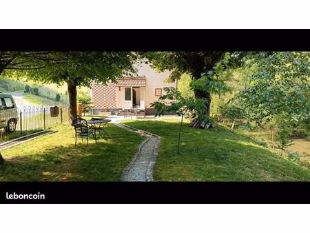 maison au bord de la rivière