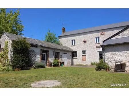 maison ancienne à rénover avec nombreuses dépendances