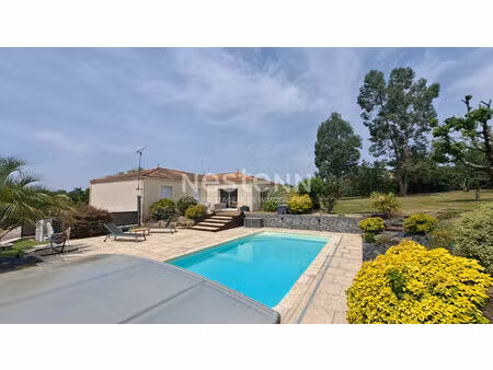 l'orbrie  propriété rare aux portes de fontenay-le-comte avec piscine et grand terrain pay