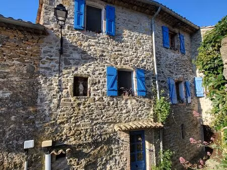 maison de village offrant une vue dégagée  3 chambres  un balcon et un terrain non attenan