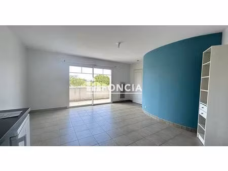 t2 hyper centre  emplacement idéal  appartement avec un grand balcon ouvert sur la pièce à