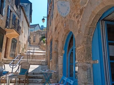 maison de ville dans quartier touristique  charme de l'ancien et local commercial