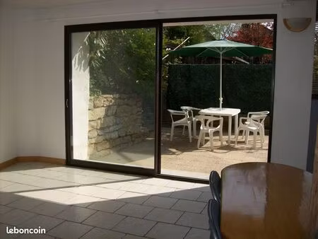t1 bis avec terrasse au calme situé au bas de montfaucon