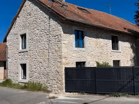 maison rénovée 80 m² – jardin clôturé – parking – dpe c – 870 cc
