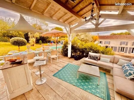 maison charentaise de charme avec piscine chauffée – un havre de paix clé en main