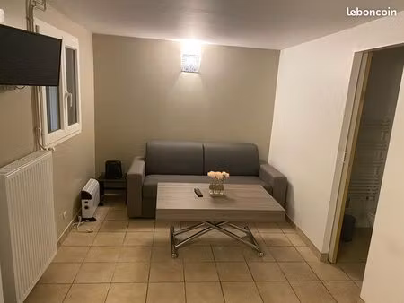 studio dans une dépendance d’une maison