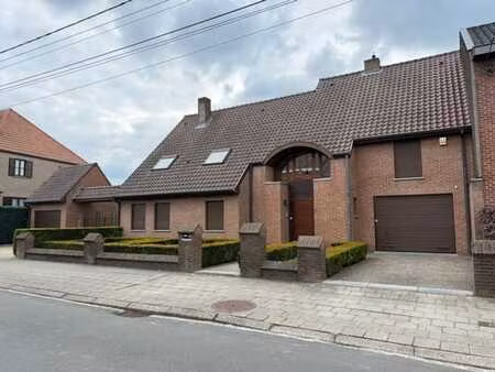 maison 4 chambres avec garage  parking et jardin à louer!