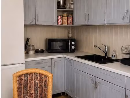 maison rénovée 68 m² – 2 chambres – terrasse – piscine – panneaux solaires