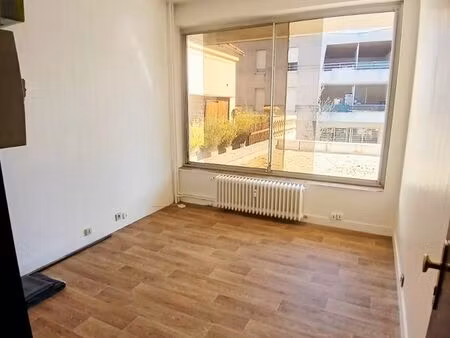 bureau lumineux 11m2 au dessus centre médical à saint-maur