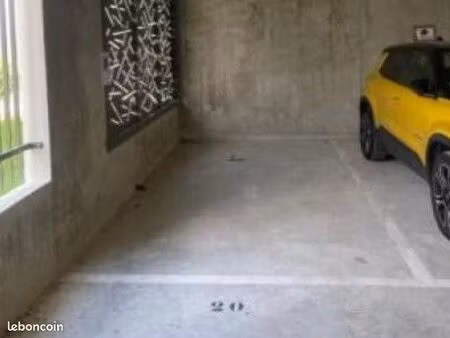 parking simple intereieur - champs sur marne