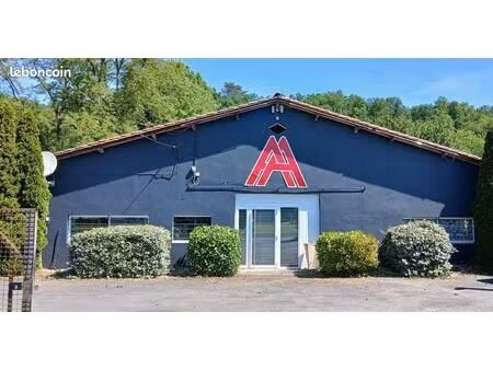 a louer local à mouleydier axe bergerac-sarlat 220 m2+grand parking clôturé
