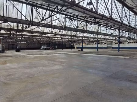 entrepôt 1800 m² avec bureau et vitrine