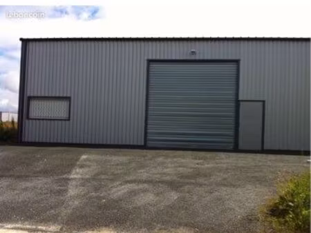 à louer local 210m2   artisanal   d’activité   industriel  dépôt