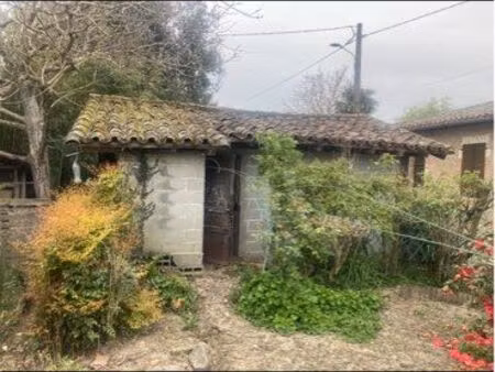 terrain constructible avec garage et puits au coeur du village de cox