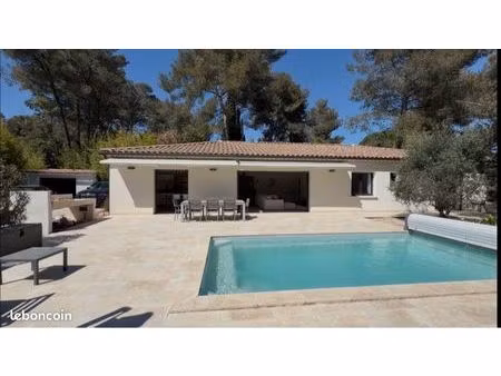 villa contemporaine de plain-pied avec piscine et vue dégagée