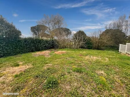 terrain 684 m² saint-hilaire