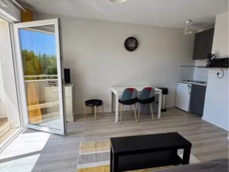 studio meublé avec terrasse vu lac/mer