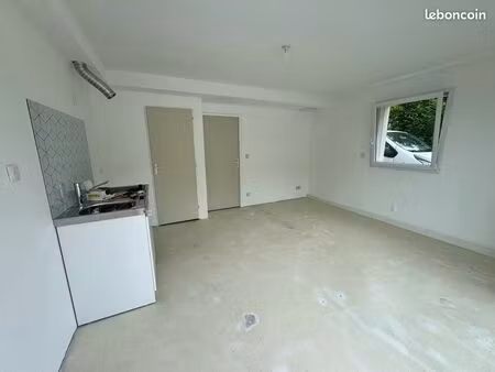 à louer appartement neuf (t2 750 eau électricité internet meublé)
