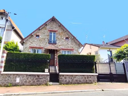 maison de charme en plein centre-ville avec un grand jardin  3 ch