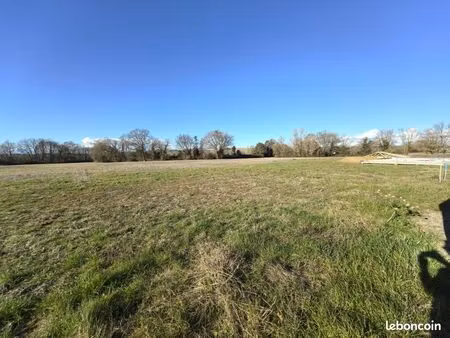 terrain 600 m² levignac