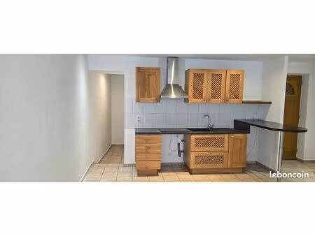 joli f2 climatisé au 3 éme étage  cv alès