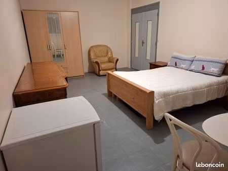 chambre meublée spacieuse