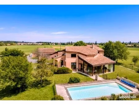 maison 250m2 garage 50m2 terrain 2700m2 piscine