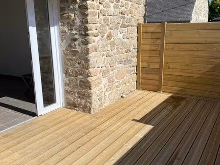 petite longère mitoyenne rénovée avec terrasse