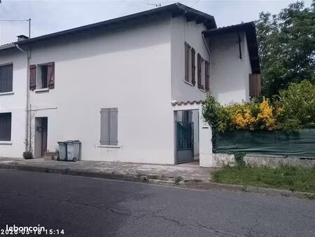 loue appartement de 80 m2 avec jardin  au rez de chaussée d'une maison de village