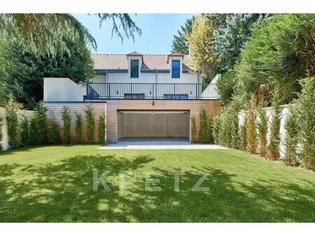 maison contemporaine avec grandes terrasses et jardin