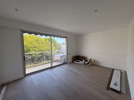 cros de cagnes : beau studio avec parking rénové - sept / juin