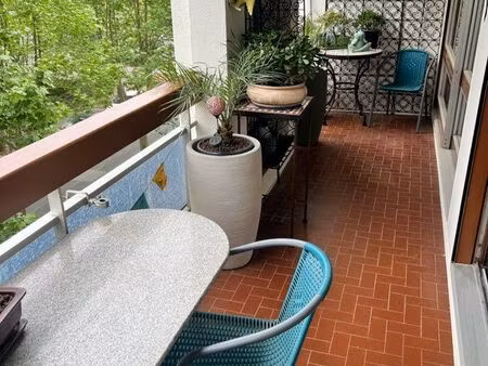 trois pièces de 48 m2 au centre ville avec une terrasse de 8 m2 une place de parking et ce