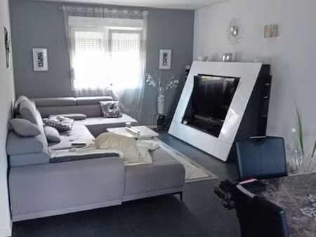 jolie maison mitoyen d un coter a decouvir
