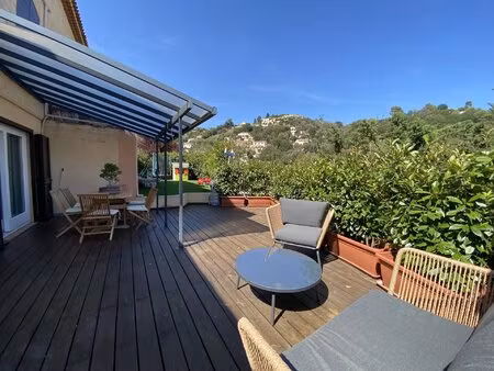 dans une villa récente  à vendre quatre pièces avec belle terrasse  grand jardin et deux p